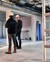 Projectmanager en medewerker met helmen op de bouwplaats